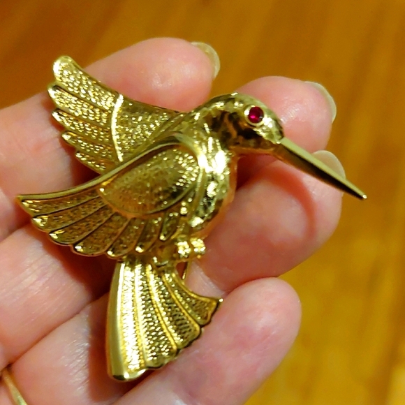 Jewelry - Vintage Avon 1987 Gold hummingbird brooch pin ruby eye with box
